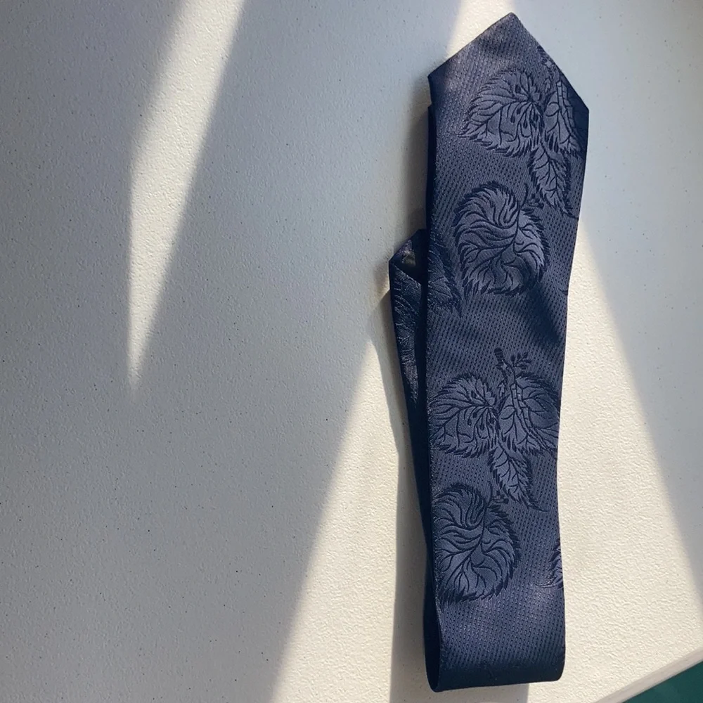 Vintage 90s navy blue with leave pattern tie